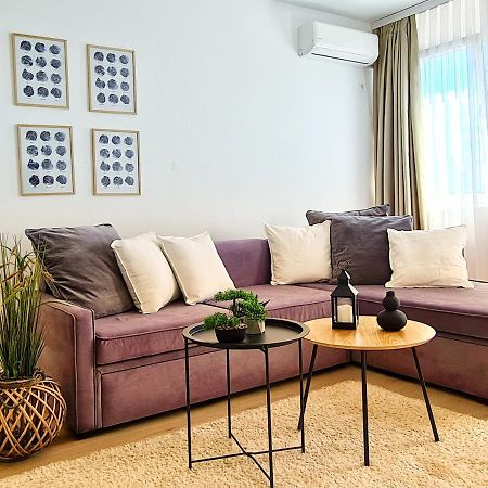 Aka 1 - Big Central Apartment Pristina Buitenkant foto